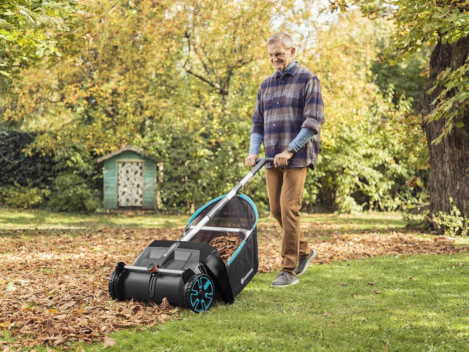 Gardena Laub- und Rasensammler: Kehrmaschine für den Garten, mit entnehmbarem Fangsack, rotierendes Bürstensystem, ergonomischer Griff, geräuscharm (3565-20)