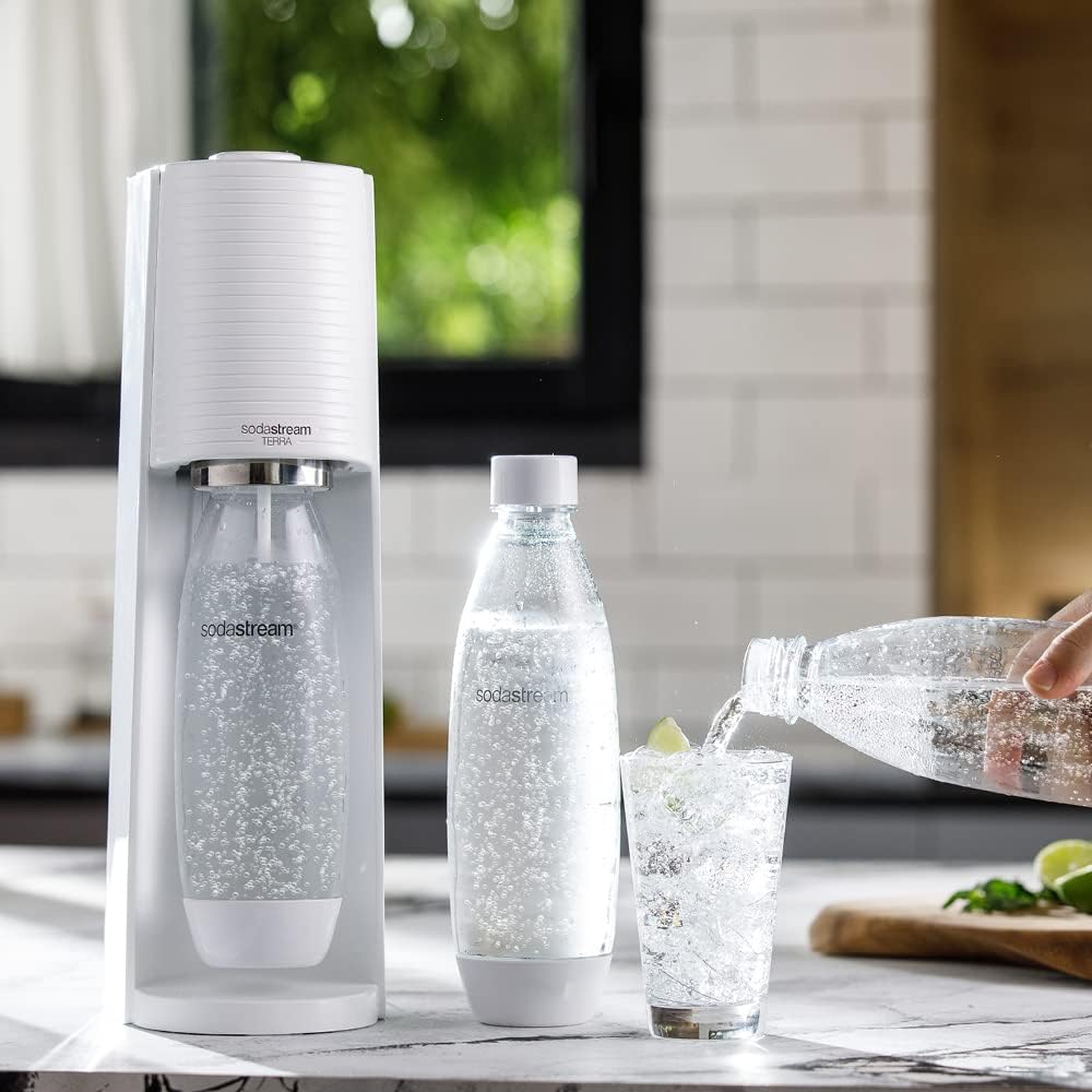 sodastream Wassersprudler Terra White Value Pack x2 mit 2 spülmaschinenfesten Spritzflaschen à 1 l und 1 CO2-Zylinder Quick Connect für Kohlensäure bis 60 l