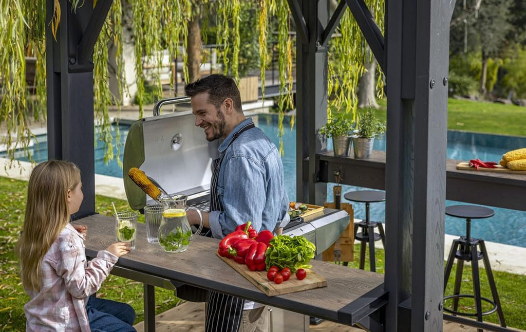 Keter Signature Grill-Pavillon – wetterfest, Holzoptik, Metallverstärkung, integrierte Haken und Ablageflächen, Dunkelgrau mit Walnuss, Gazebo