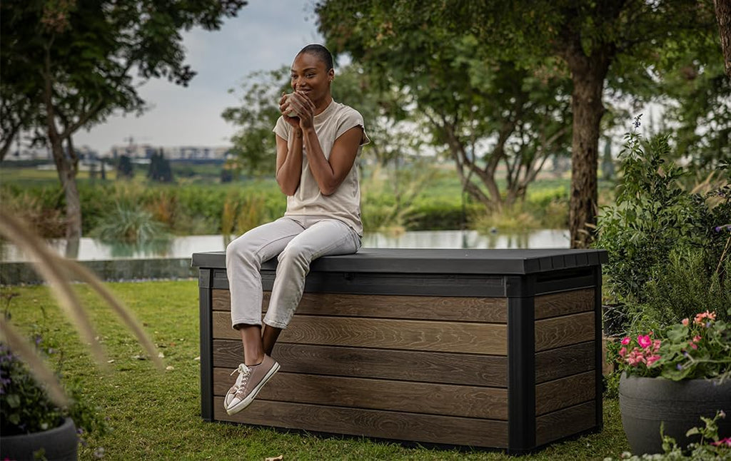 Keter Signature Aufbewahrungsbox 570L Walnuss - Gartenbox mit Holzoptik & Sitzfunktion - Wetterfeste Kissenbox mit Gasdruckfedern