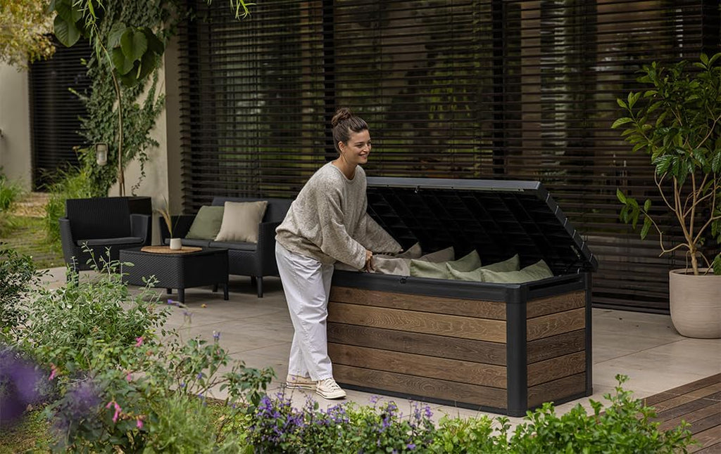 Keter Signature Aufbewahrungsbox 570L Walnuss - Gartenbox mit Holzoptik & Sitzfunktion - Wetterfeste Kissenbox mit Gasdruckfedern