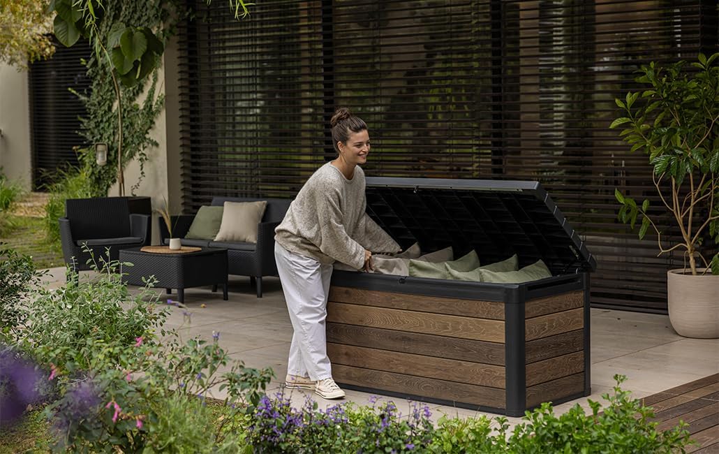 Keter Signature Aufbewahrungsbox 570L Walnuss - Gartenbox mit Holzoptik & Sitzfunktion - Wetterfeste Kissenbox mit Gasdruckfedern