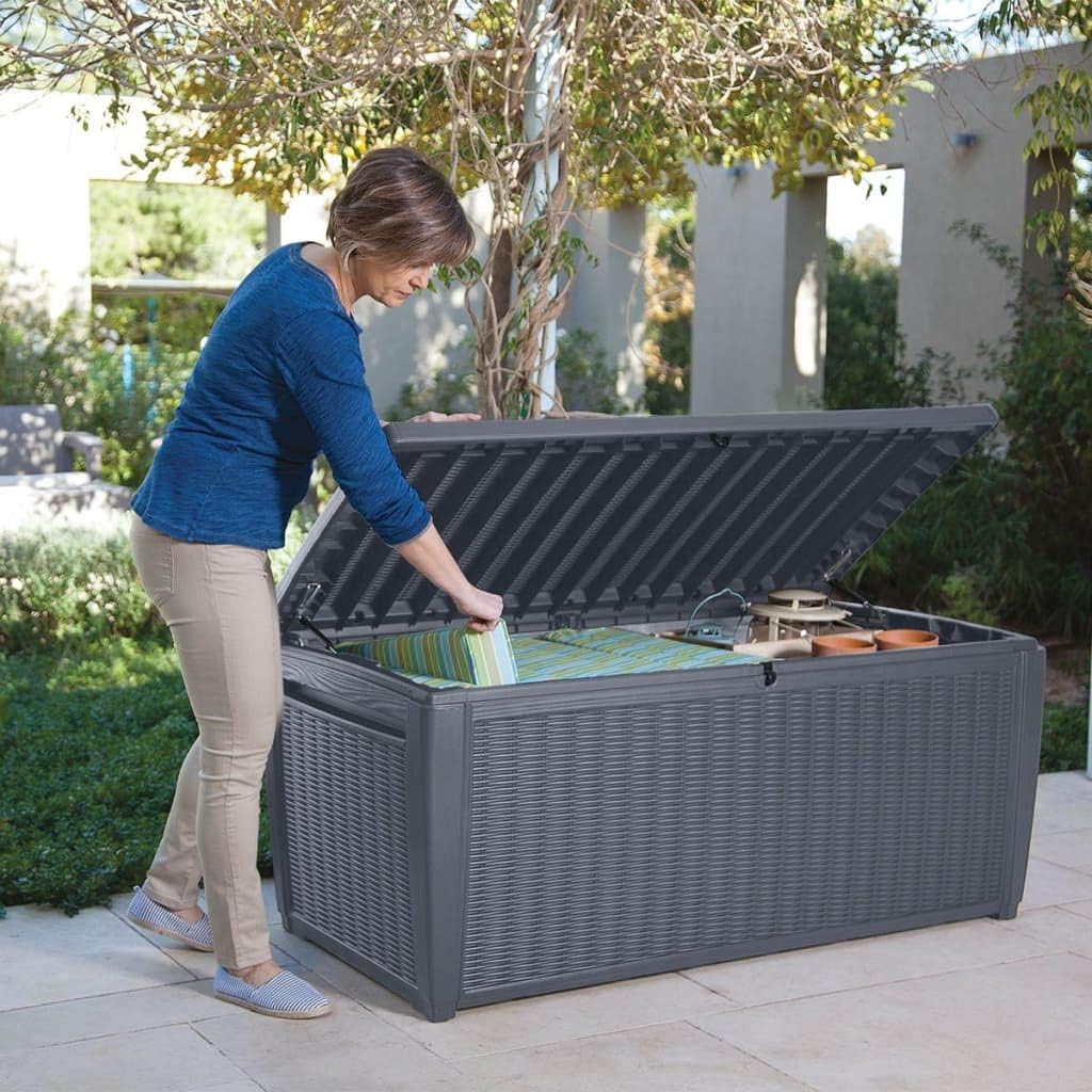 Keter Sumatra Auflagenbox, Kissenbox für draußen, 511 L, wetterfest, Deckel mit Gasdruckfeder, Außenmaße:145x73x64 cm, Sitzgelegenheit für 2 Personen Graphit