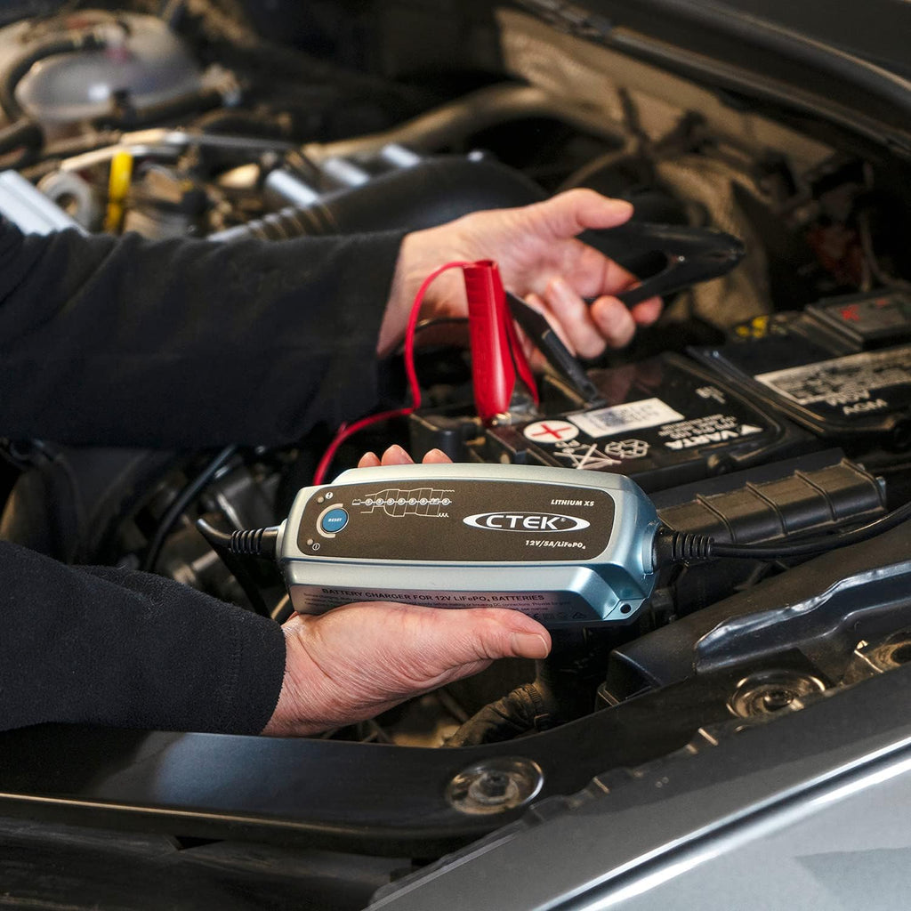 CTEK Lithium XS, Batterieladegerät 12V, Ladegerät LiFePO4, Lithium Ionen Ladegerät Auto, Intelligentes Ladegerät Autobatterie, Erhaltungsladegerät, Batteriepfleger Mit UVP Und Connect and Forget