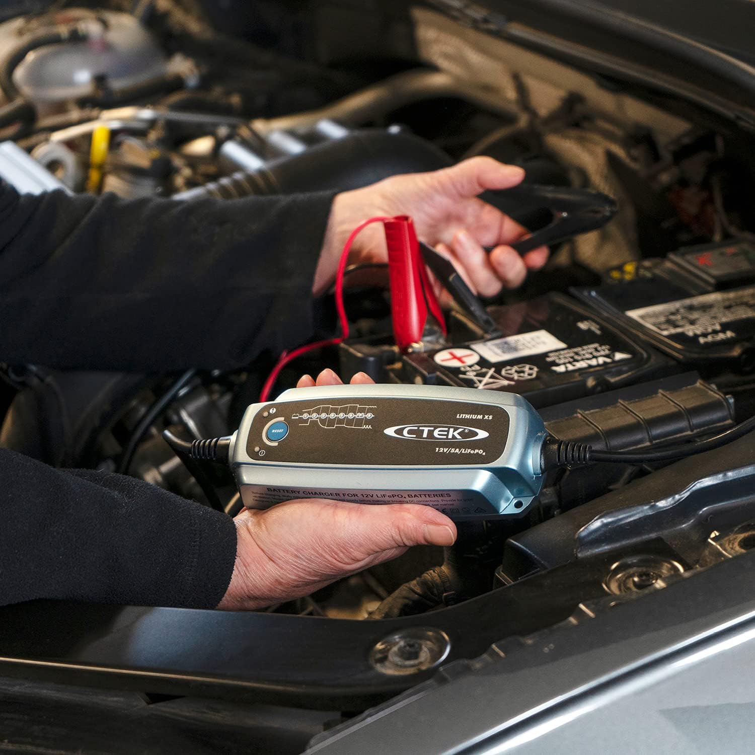 CTEK Lithium XS, Batterieladegerät 12V, Ladegerät LiFePO4, Lithium Ionen Ladegerät Auto, Intelligentes Ladegerät Autobatterie, Erhaltungsladegerät, Batteriepfleger Mit UVP Und Connect and Forget