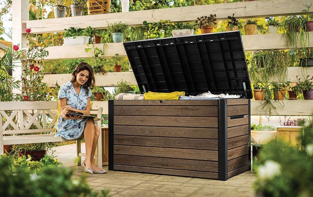 Keter Signature Aufbewahrungsbox 870L Walnuss - Gartenbox mit Holzoptik & Sitzfunktion - Wetterfeste Kissenbox mit Gasdruckfedern