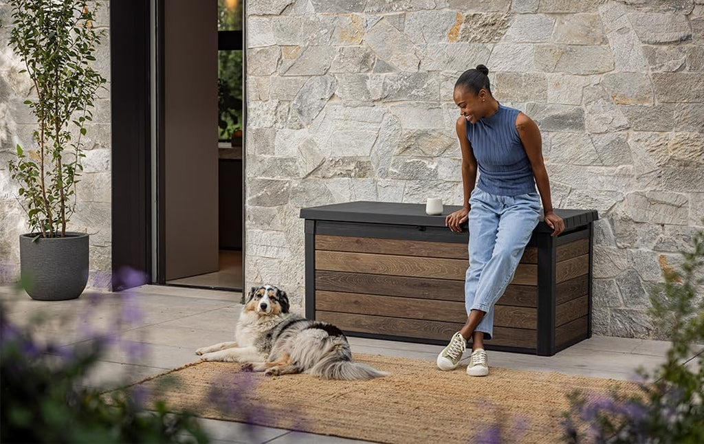 Keter Signature Aufbewahrungsbox 570L Walnuss - Gartenbox mit Holzoptik & Sitzfunktion - Wetterfeste Kissenbox mit Gasdruckfedern