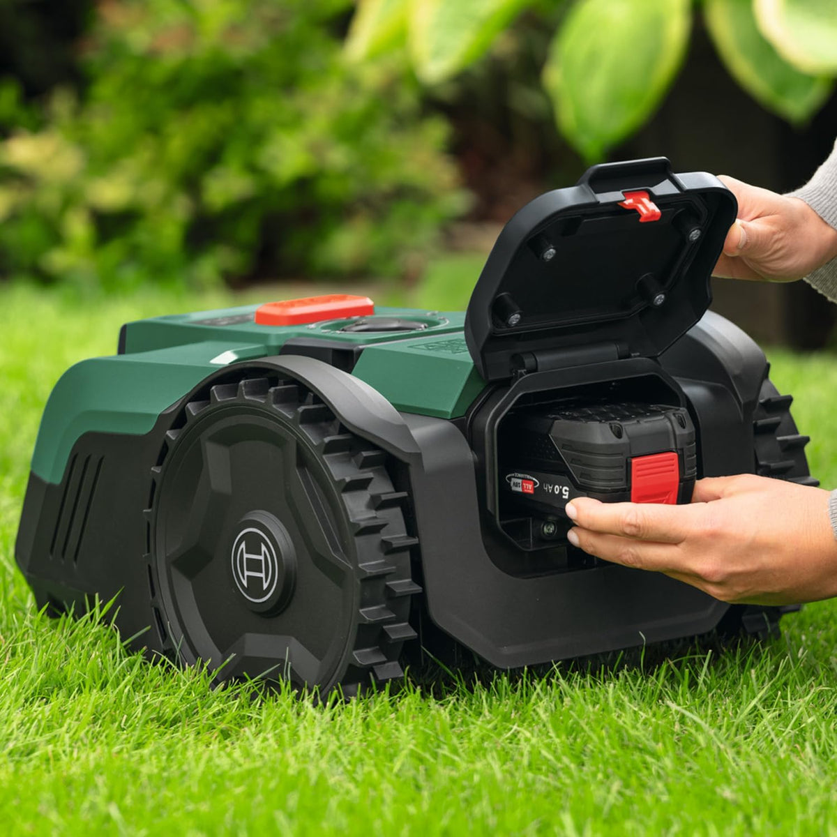 Bosch Akku-Mähroboter VISIMOW18V-200 (für Rasenflächen bis 200 m², Schnittbreite: 18 cm, Schnitthöhe: 20-60 mm, mit Ersatzmessern, inkl. Akku und Ladegerät)