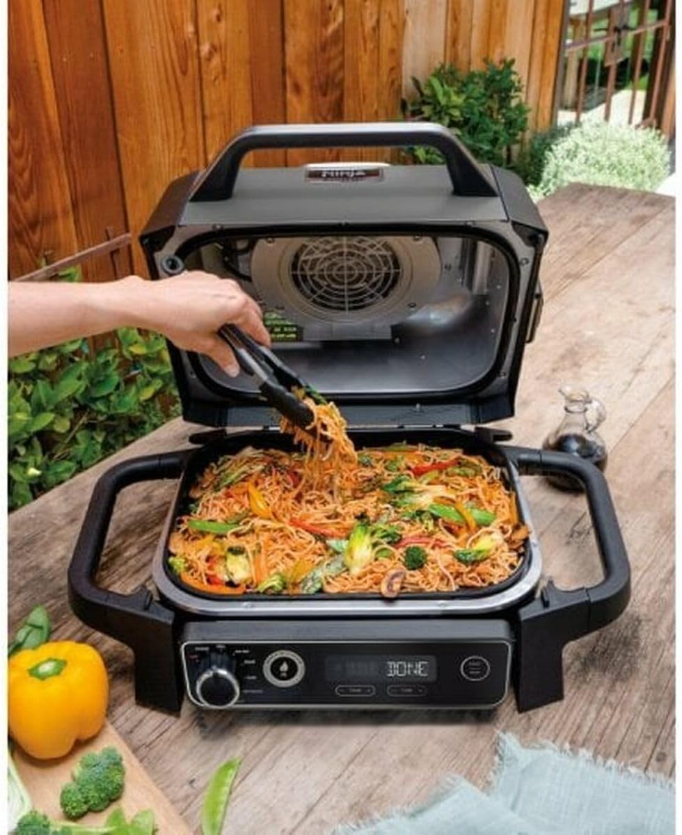 Ninja Woodfire Elektrogrill, Camping-Grill mit Smoker-& Heißluftfritteuse, 7-in-1-Outdoor Grill, räuchern, braten, backen, wetterfest, antihaftbeschichtet, tragbar, Grau/Schwarz OG701EU