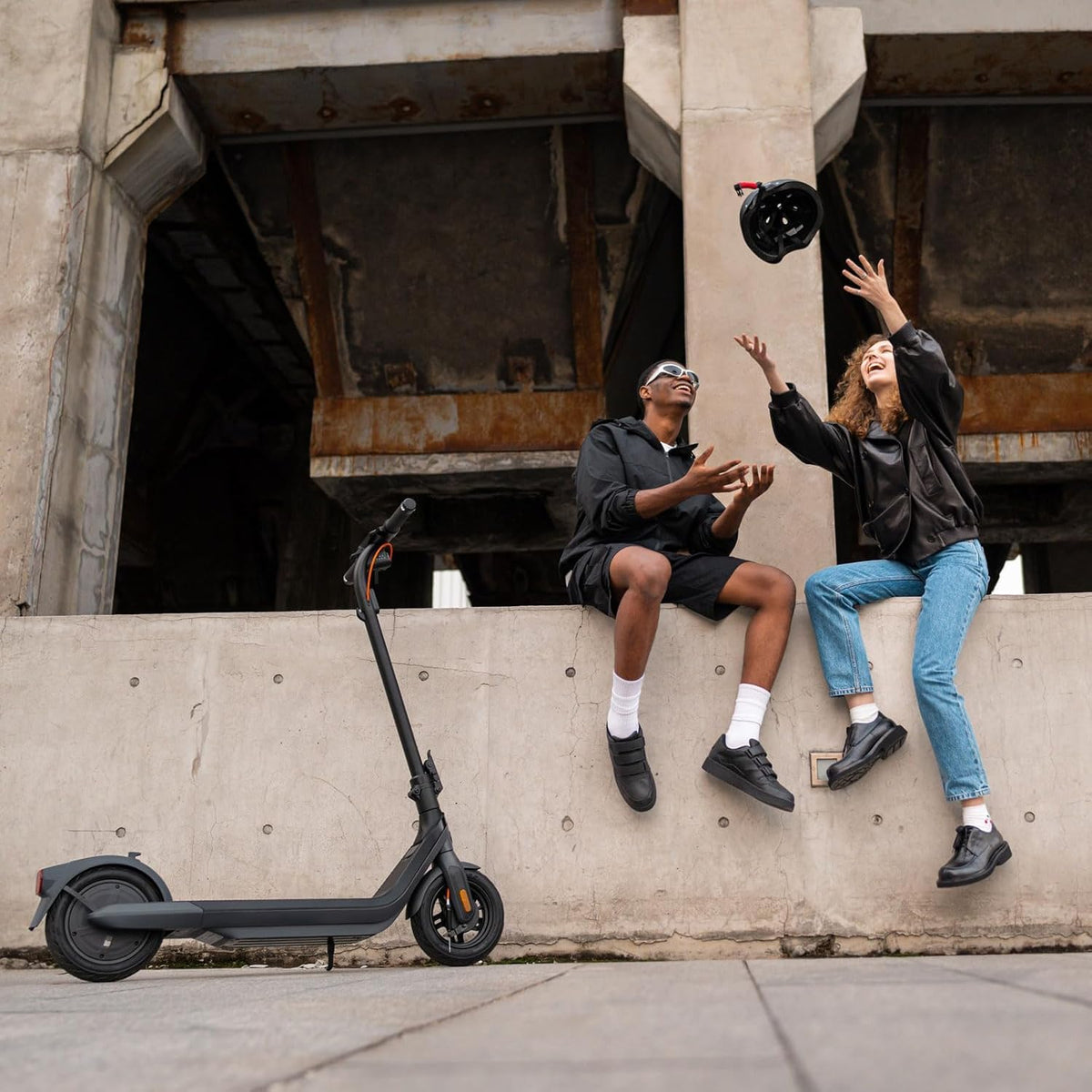 Segway-Ninebot E2 Pro D E-Scooter, 20 km/h, bis zu 35 km Reichweite, 275 Wh Akku, 10 Zoll schlauchlose Luftreifen, TCS, Dual-Bremssystem, LED-Display, faltbar, Schwarz