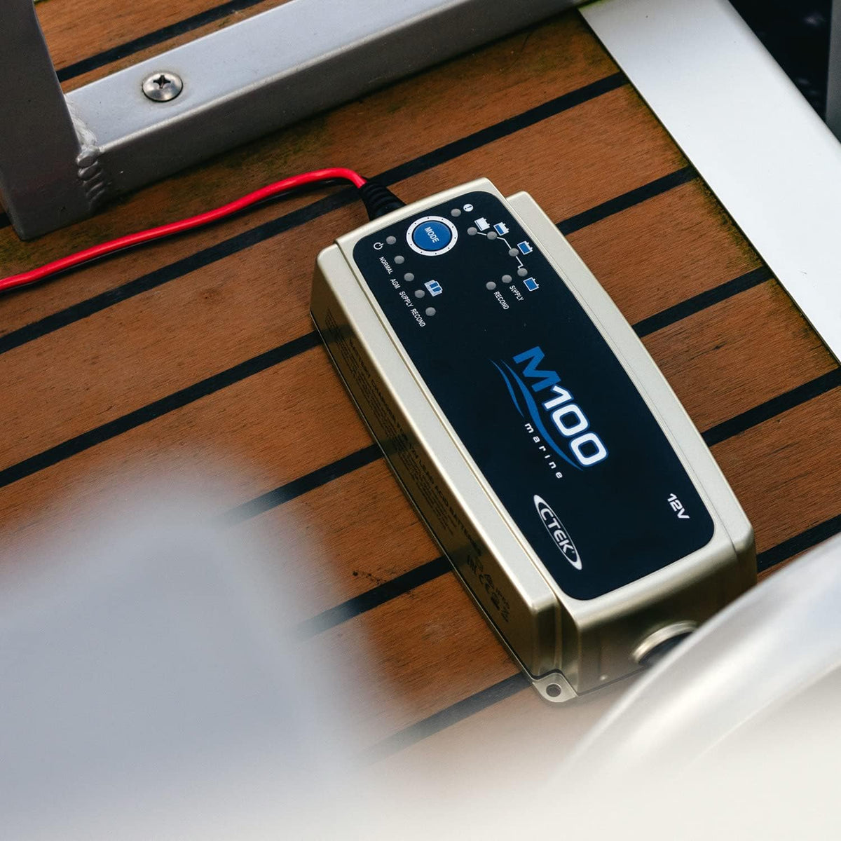 CTEK M100 Komplettbatterieladesystem für Wasserfahrzeuge 12V 7A, Ladegerät für Boote, Intelligentes Batterieladegerät Und Batteriepfleger Mit Rekonditionierungsmodus Und AGM-Option