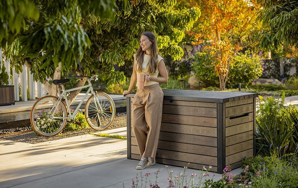 Keter Signature Aufbewahrungsbox 870L Walnuss - Gartenbox mit Holzoptik & Sitzfunktion - Wetterfeste Kissenbox mit Gasdruckfedern