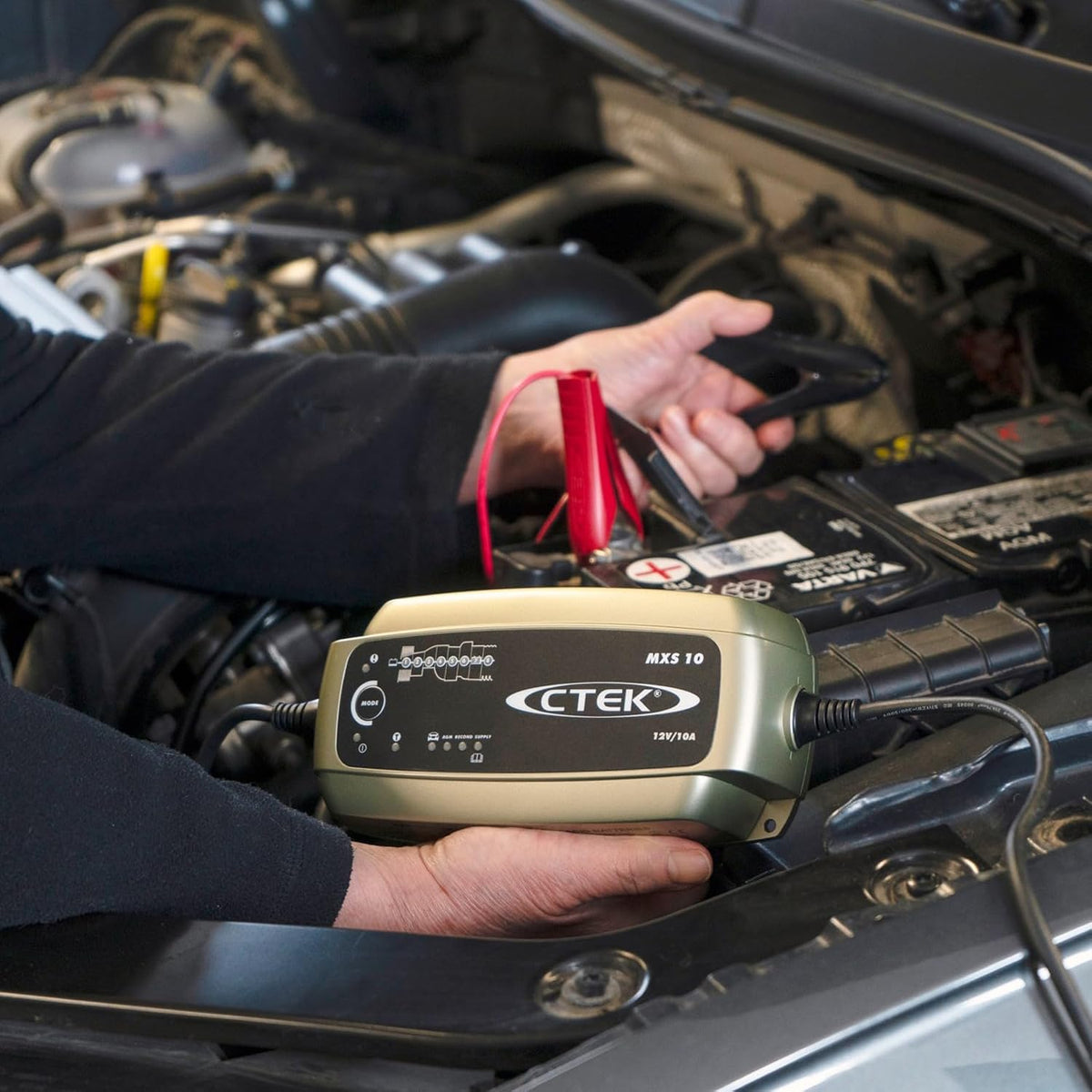 CTEK MXS 10 Batterieladegerät für Größere Fahrzeugbatterien, Batterieladegerät Boot, Wohnwagen, Schwarz, Silber, Rot