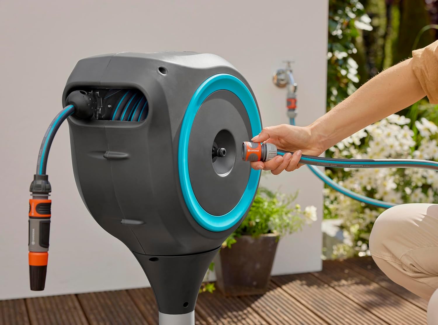 Gardena Terrassen-Schlauchbox RollUp M: Wetterfeste Box mit RollUp-Technologie und 20 m Schlauch, Bewässerung von mittelgroßen Gärten mit Terrasse, automatisches Aufrollen, türkis (18615-20)