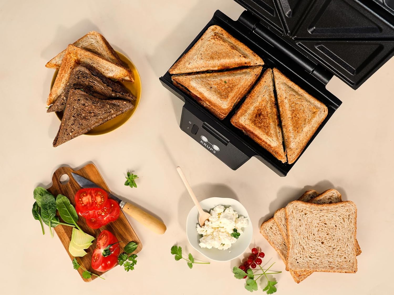 KRUPS FDK461 Sandwichmaker – Dreiecks-Sandwichtoasts, Keramik-Antihaftplatten, 850W, extra tiefe Form für leckere Gourmet-Sandwiches, schnelles Erhitzen, platzsparend, Standard, schwarz