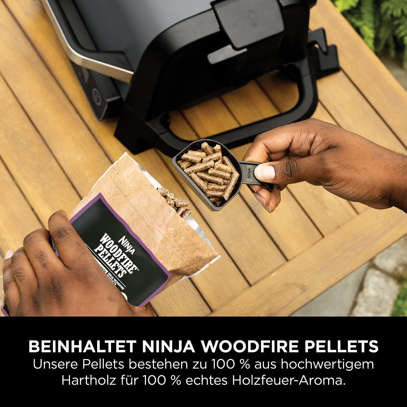 Ninja Woodfire Elektrogrill, Camping-Grill mit Smoker-& Heißluftfritteuse, 7-in-1-Outdoor Grill, räuchern, braten, backen, wetterfest, antihaftbeschichtet, tragbar, Grau/Schwarz OG701EU