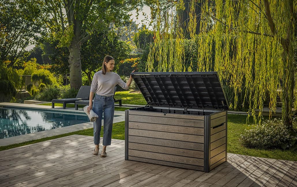 Keter Signature Aufbewahrungsbox 870L Walnuss - Gartenbox mit Holzoptik & Sitzfunktion - Wetterfeste Kissenbox mit Gasdruckfedern