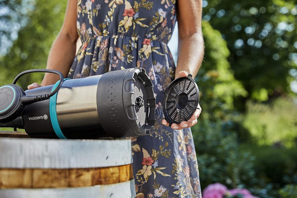 Gardena Regenfasspumpe 4700/2 inox mit Kabel: Tauchdruckpumpe mit integriertem Filter, Fördermenge 4700 l/h, rostfreies Gehäuse, Regulierventil zur Einstellung der Wassermenge (1764-20)