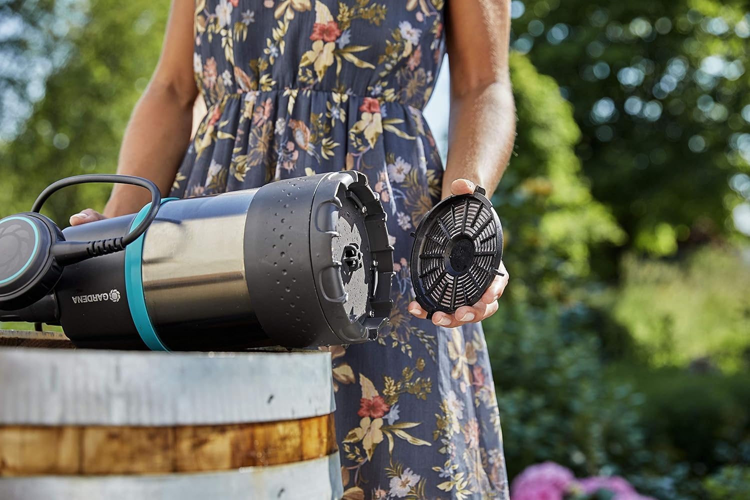 Gardena Regenfasspumpe 4700/2 inox mit Kabel: Tauchdruckpumpe mit integriertem Filter, Fördermenge 4700 l/h, rostfreies Gehäuse, Regulierventil zur Einstellung der Wassermenge (1764-20)