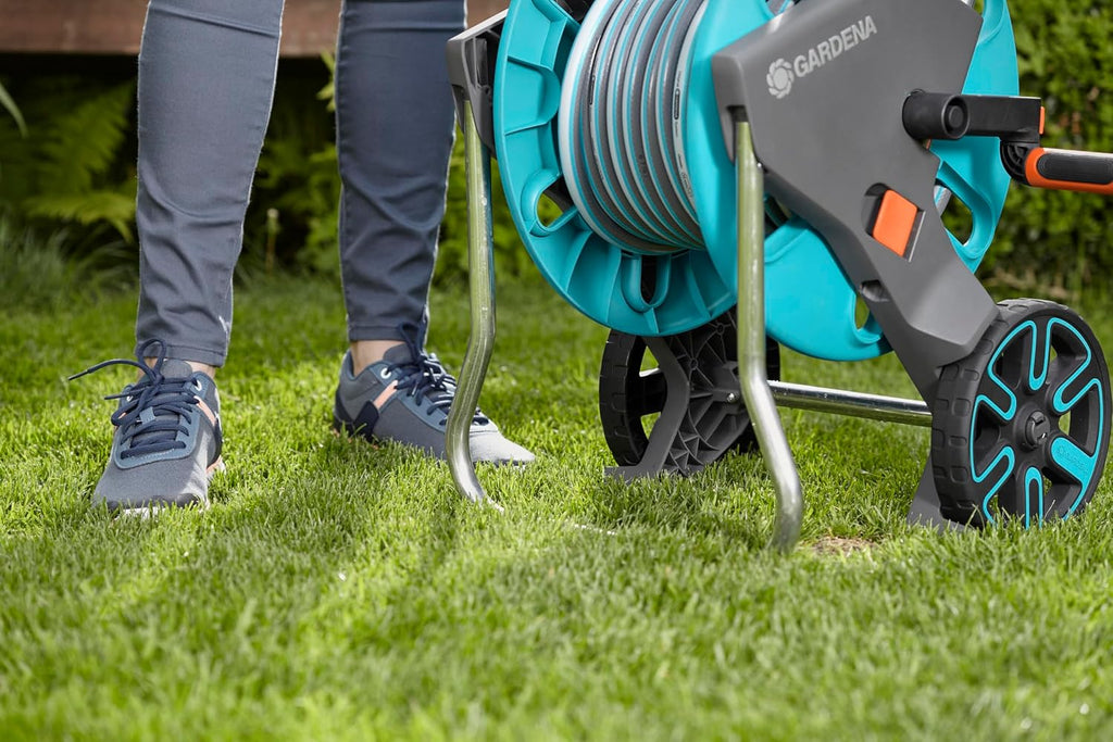 Gardena CleverRoll M Set: Schlauchwagen mit 20 m Classic-Schlauch und Spritze und Clipbefestigung zur Aufbewahrung, Nachtropfstopp, Kurbelseite frei wählbar (18513-88)