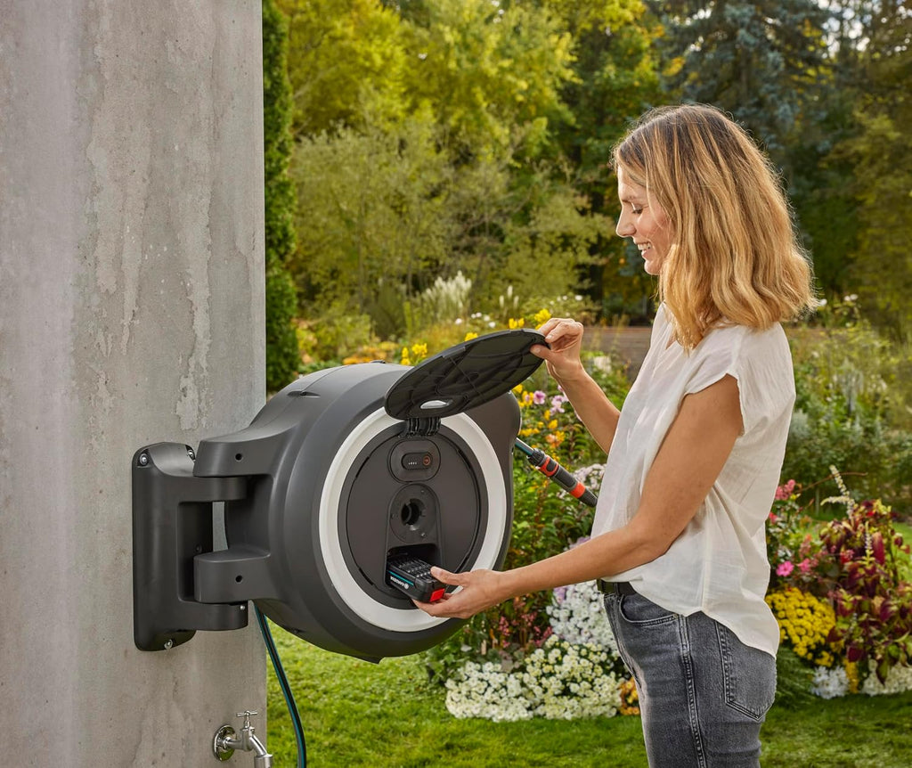 Gardena Akku-Wand-Schlauchbox PowerRoll XXL Ready-to-use-Set: Automatischer Schlauchaufroller mit 40 m Gartenschlauch, Schlauchführung und RollControll, Komplett-Set mit Akku (18647-20)