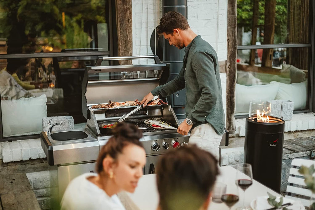 Enders Gasgrill Kansas II Pro 4 SIK Profi Turbo, 4 Brenner mit doppelwandiger Garhaube und Switch Grid - mit Turbo Zone (800 °C)-Gas Grill mit Backburner & Infrarotbrenner, Silber