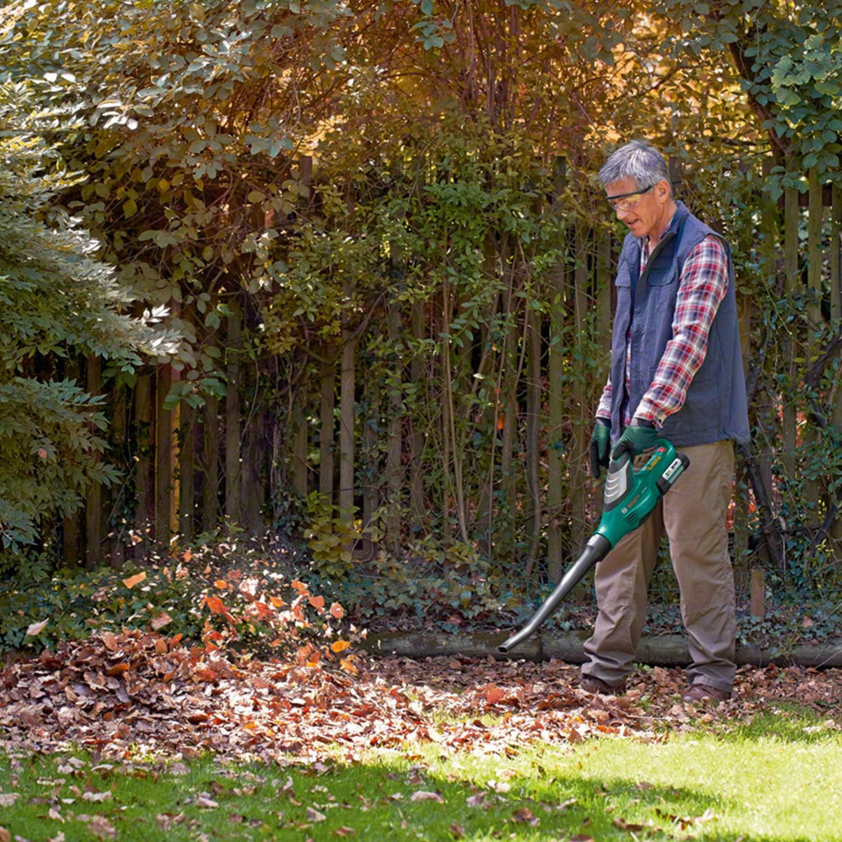 Bosch Home and Garden Bosch Akku Laubbläser ALB 36 LI (Akku, Ladegerät, Karton, Luftgeschwindigkeit: 180-260 km/h, 36 Volt System, 2,0 Ah), Schwarz, Grün, Silber