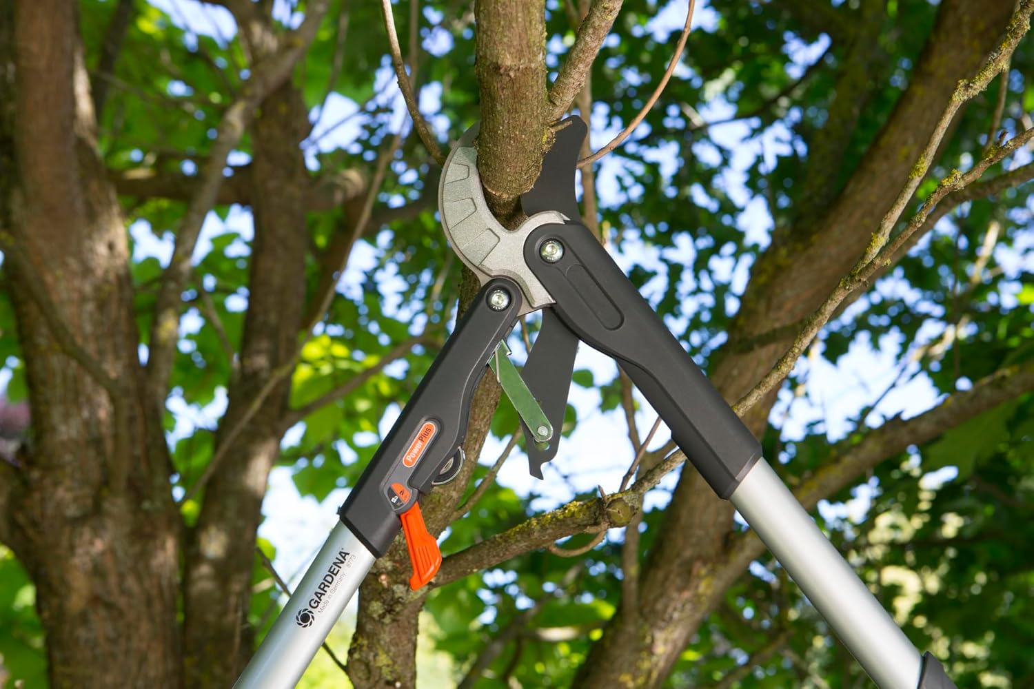 Gardena Comfort Ratschen-Astschere SmartCut: Baumschere mit Amboss-Schneidprinzip, max. Ast-Ø 45 mm, 59 cm Länge, mit 4-stufigem Ratschenmechanismus, ergonomische Griffe, Präzisionsmesser (8773-20)