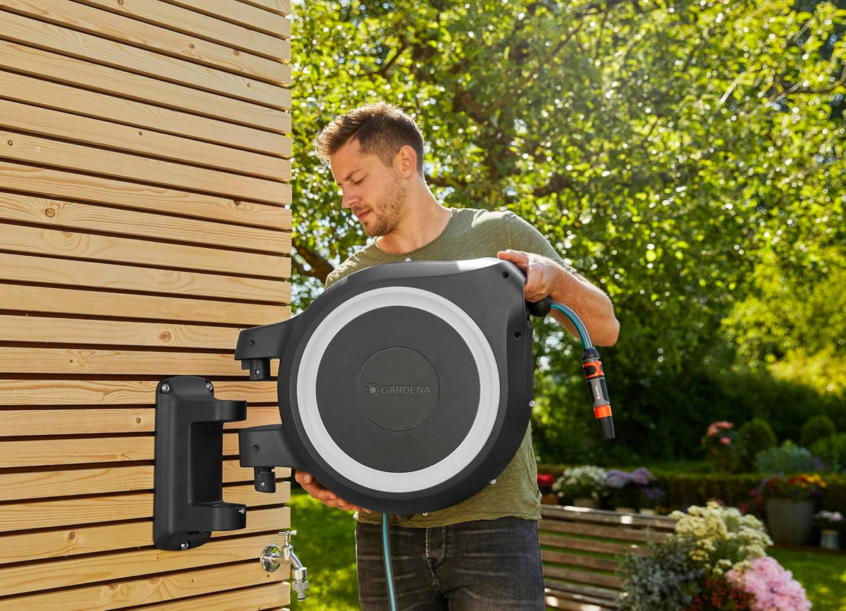 Gardena Wand-Schlauchbox RollUp M/L (weiß) 25 m: flexible Bewässerung für mittelgroße bis große Gärten, Schwenkbare Schlauchbox, inkl. 25 m Gardena Qualitätschlauch und Montagehilfe (18622-20)