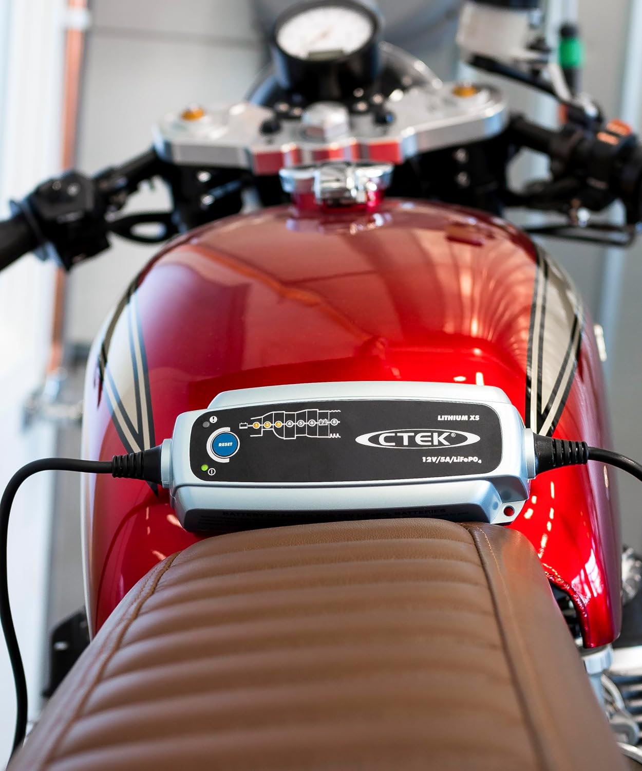 CTEK Lithium XS, Batterieladegerät 12V, Ladegerät LiFePO4, Lithium Ionen Ladegerät Auto, Intelligentes Ladegerät Autobatterie, Erhaltungsladegerät, Batteriepfleger Mit UVP Und Connect and Forget