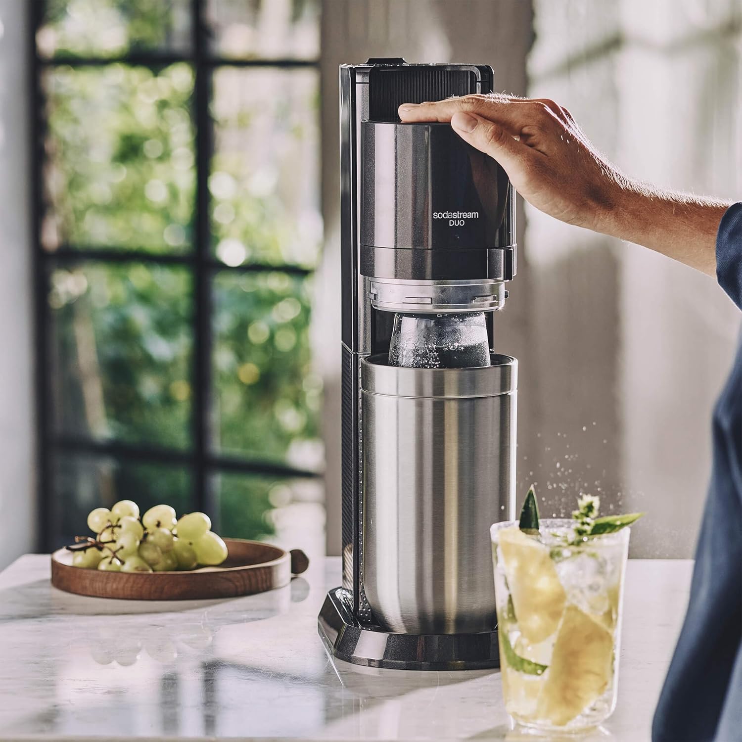SodaStream Wassersprudler DUO Vorteilspack mit 1x Quick-Connect CO2-Zylinder, 2x 1L Glasflasche und 1x 1L spülmaschinenfeste Kunststoff-Flasche, Höhe: 44cm, Farbe: Titan