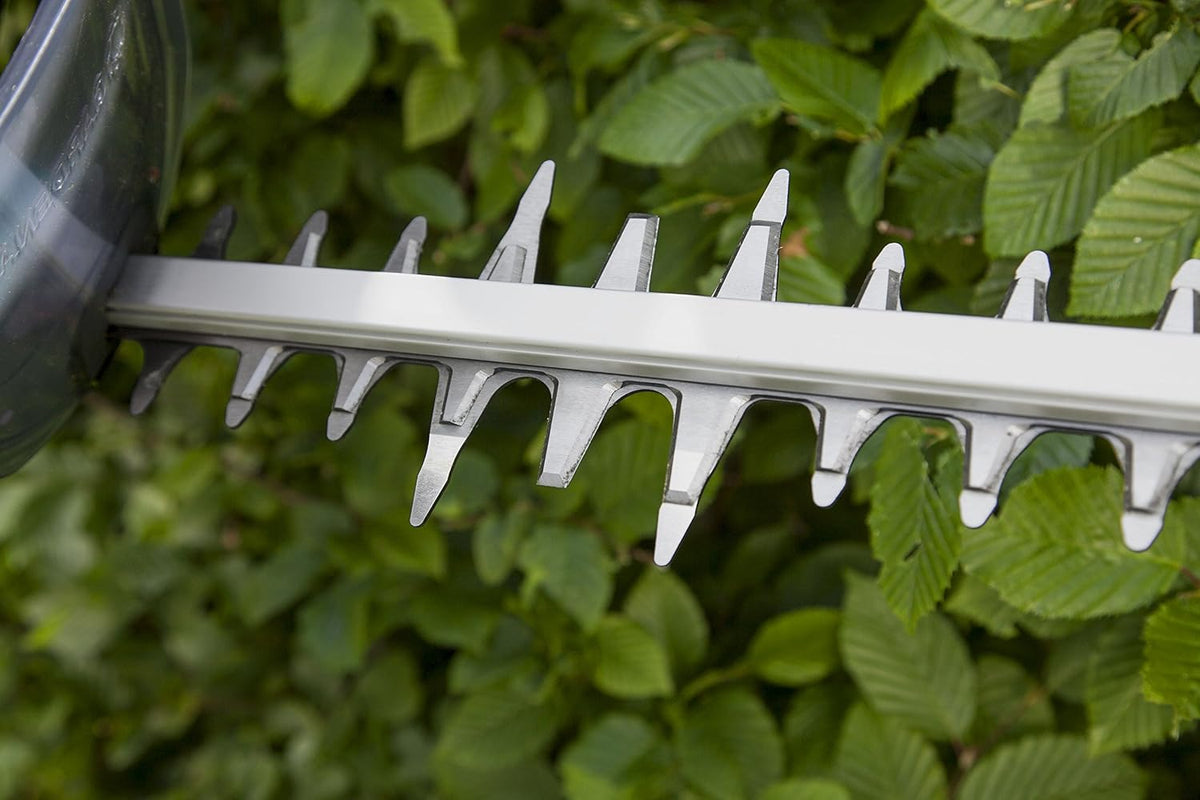 Gardena Elektro-Heckenschere PowerCut 700/65: Heckenschneider mit 700 W Motorleistung, 65 cm Messerlänge, 27 mm Messeröffnung, ergonomischer Griff und Anschlagschutz (9835-20)