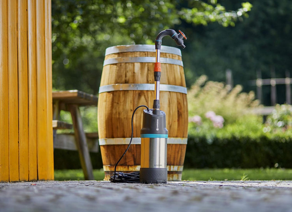 Gardena Regenfasspumpe 4700/2 inox automatic: Tauchdruckpumpe mit integriertem Filter, Fördermenge 4700 l/h, Edelstahl Gehäuse, Regulierventil zur Einstellung der Wassermenge (1766-20)
