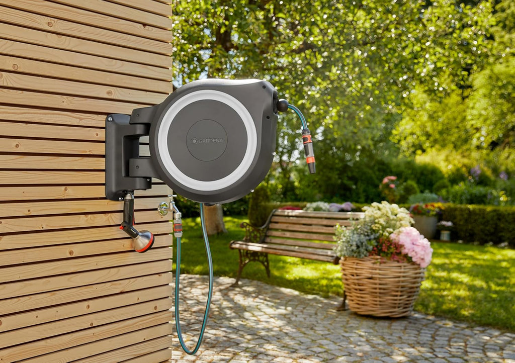 Gardena Wand-Schlauchbox RollUp L (weiß) 30 m exklusiv für Amazon: Schwenkbare Schlauchbox, integrierte Schlauchführung, inkl. 30 m Gardena Qualitätsschlauch, Reinigungsspritze und Brause (18627-38)