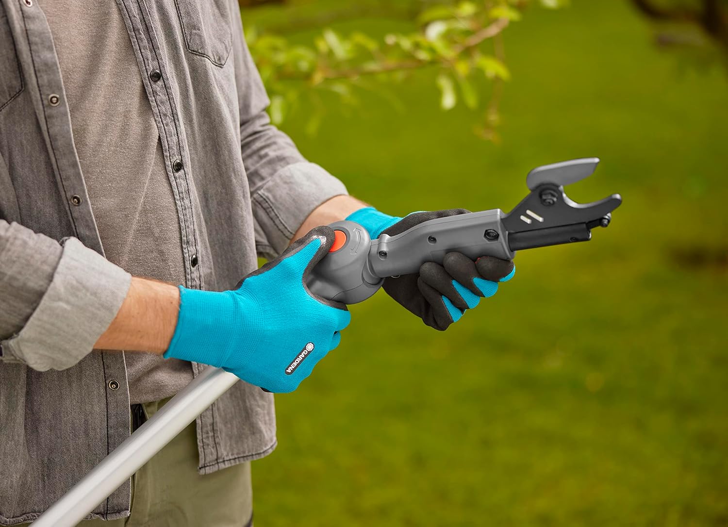 Gardena Akku-Teleskop-Baumschere HighCut 360/18V P4A Ready-to-Use Set: Bis zu 5 m Reichweite, Schwenkbarer Schneidkopf, Ergonomisch, LED-Anzeige, Kabellos (14776-20)