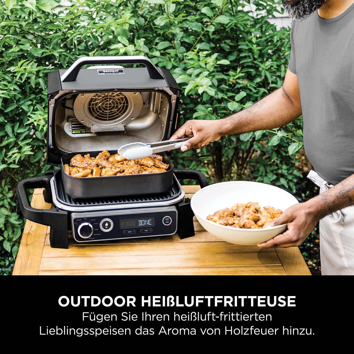 Ninja Woodfire Elektrogrill, Camping-Grill mit Smoker-& Heißluftfritteuse, 7-in-1-Outdoor Grill, räuchern, braten, backen, wetterfest, antihaftbeschichtet, tragbar, Grau/Schwarz OG701EU
