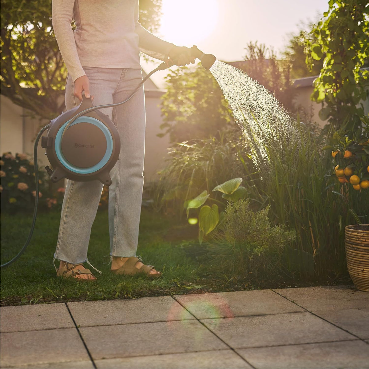 Gardena Mobile Schlauchbox MoveMatic Schlauchaufbewahrung: Ordentlich und tragbar, Einziehbarer Gartenschlauch, Platzsparende Aufbewahrung, Ideal für kleine Flächen, Sofort einsatzbereit (18690-20)
