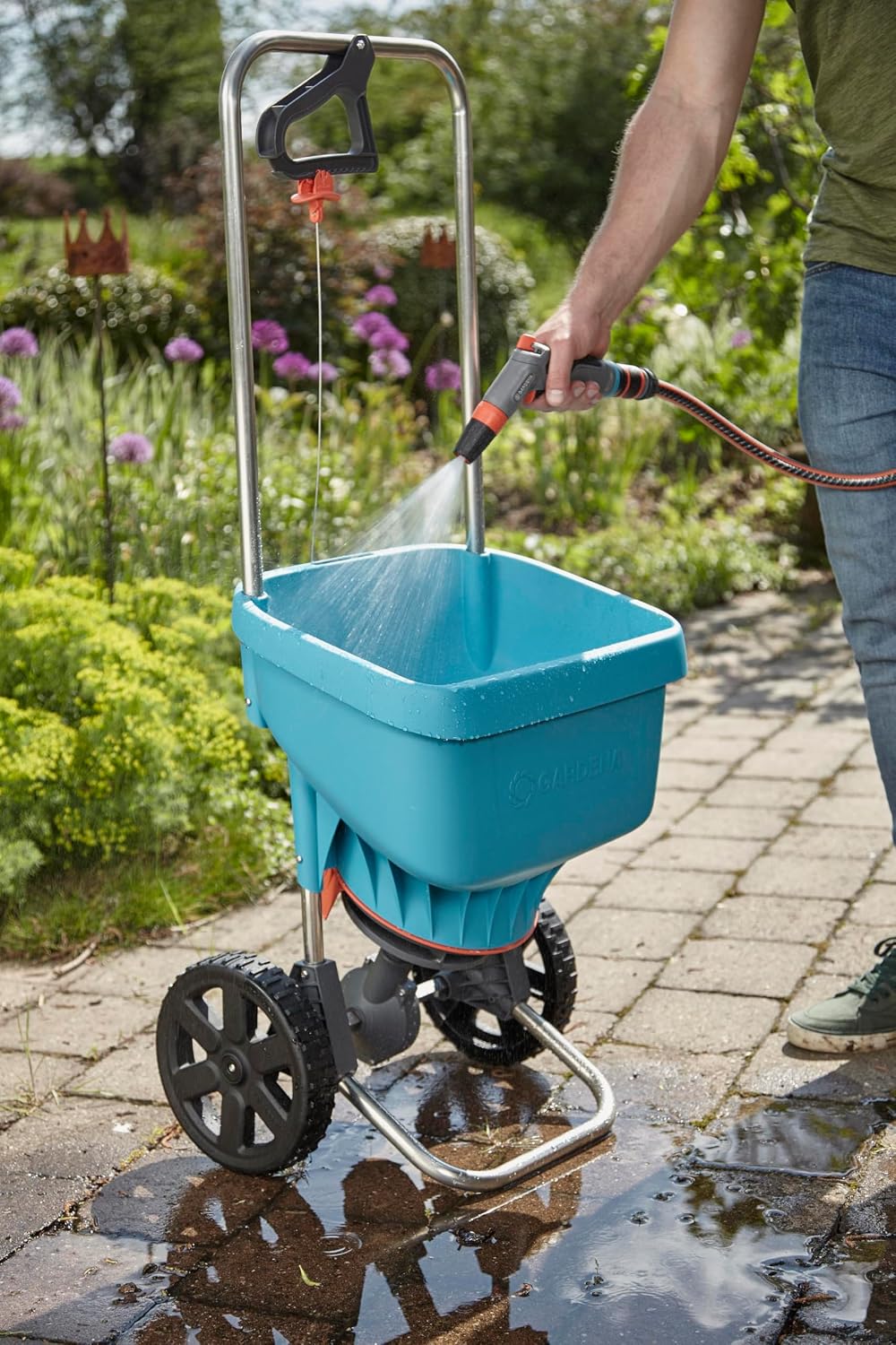 Gardena Streuwagen XL: Universalstreuer zum Ausbringen von Dünger und Samen, 1,5-6 m Streubreite, für ca. 800 m² Rasenfläche, 18 l Fassungsvermögen, mit Verschlussschieber (436-20)