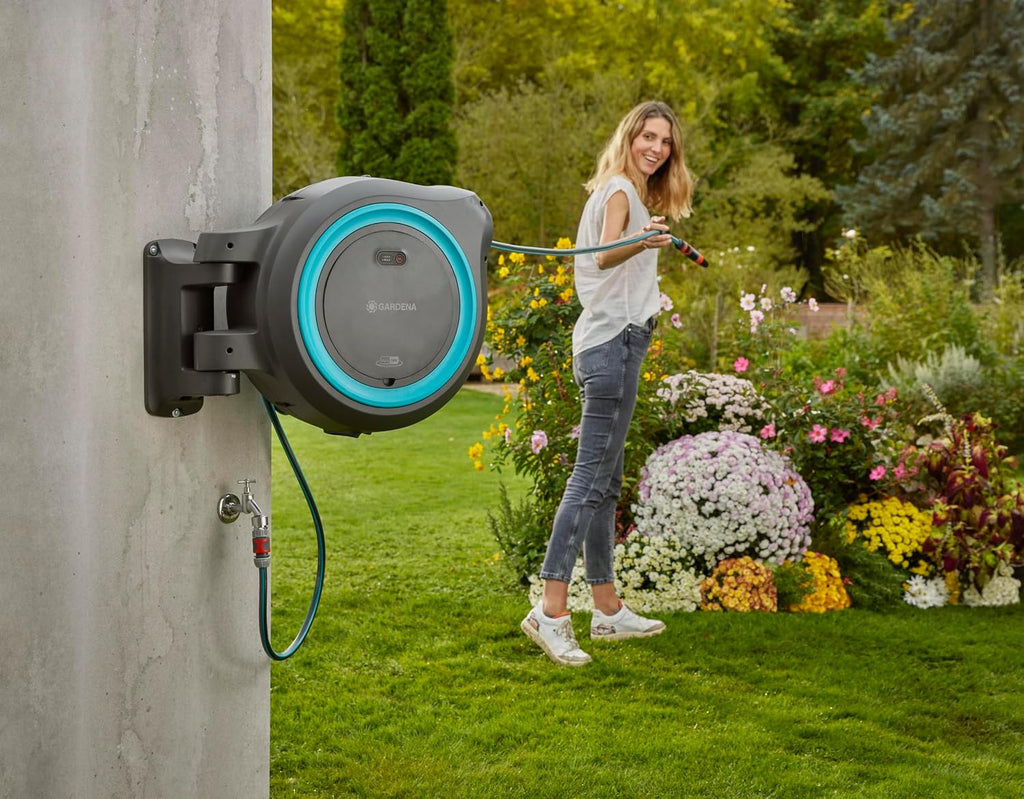 Gardena Akku-Wand-Schlauchbox PowerRoll XXL Ready-to-use-Set: Automatischer Schlauchaufroller mit 40 m Gartenschlauch, Schlauchführung und RollControll, Komplett-Set mit Akku (18645-20)