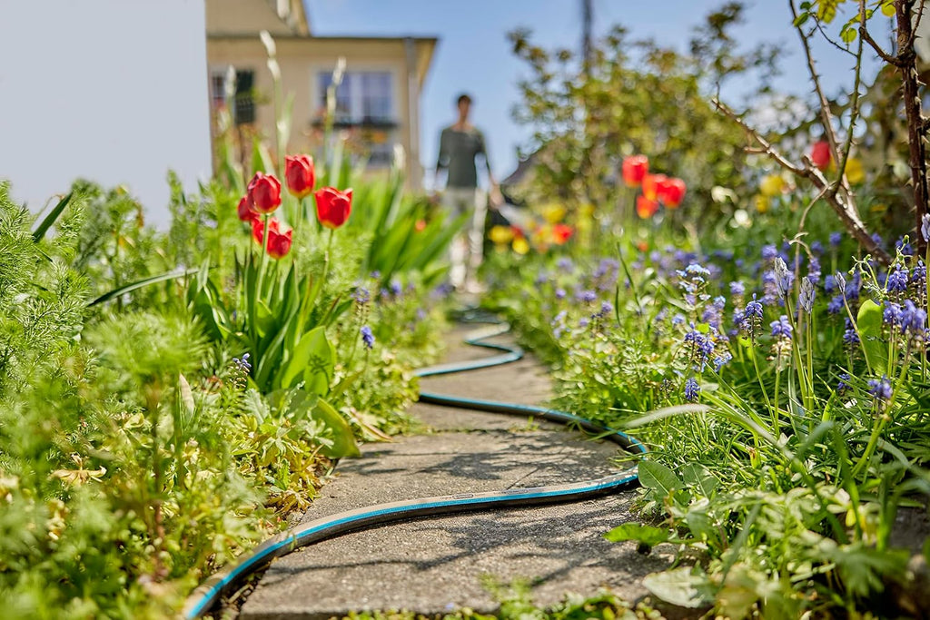 Gardena EcoLine Schlauch 1/2 Zoll, 20m mit Systemteilen: Nachhaltiger Gartenschlauch aus recyceltem Plastik, Phthalat- und schadstoffrei, Power-Grip-Funktion, frostsicher und UV-beständig (18931-20)