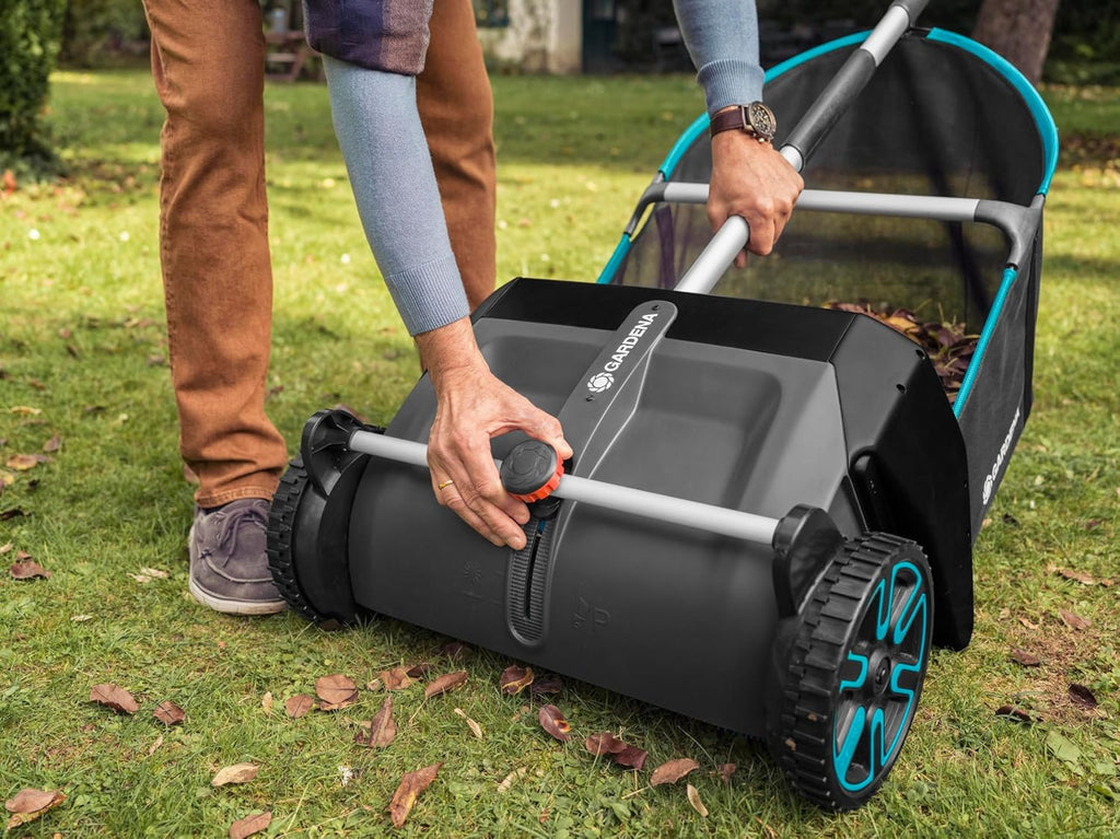 Gardena Laub- und Rasensammler: Kehrmaschine für den Garten, mit entnehmbarem Fangsack, rotierendes Bürstensystem, ergonomischer Griff, geräuscharm (3565-20)