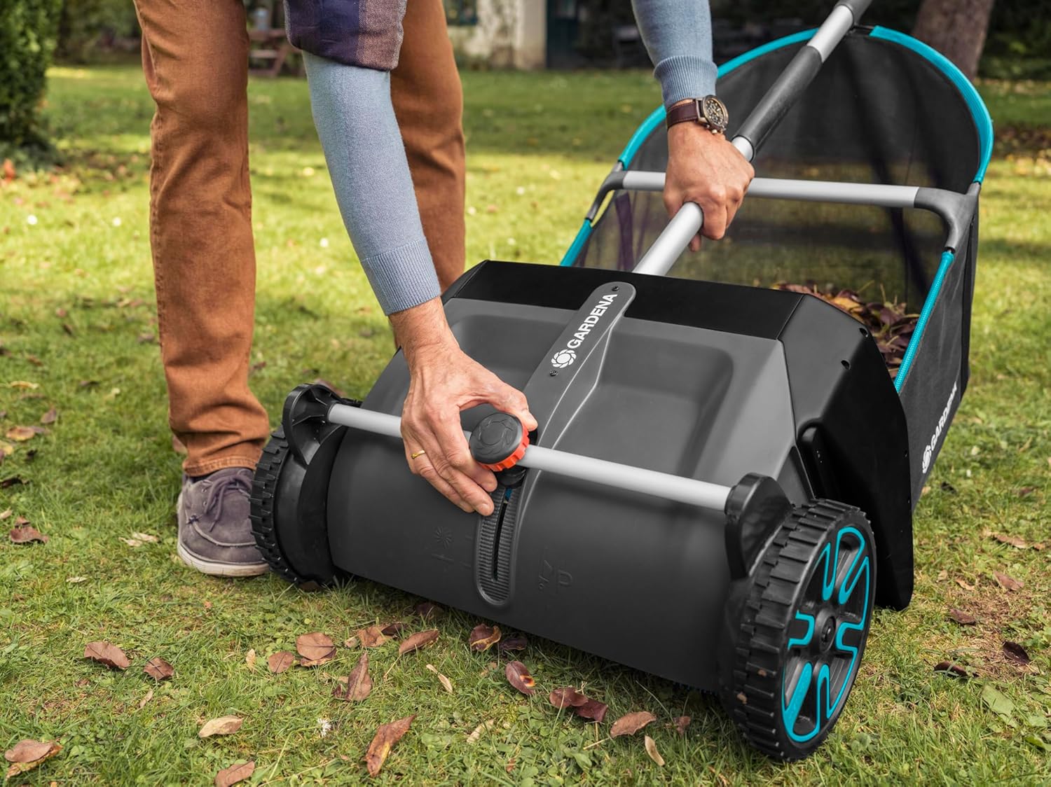 Gardena Laub- und Rasensammler: Kehrmaschine für den Garten, mit entnehmbarem Fangsack, rotierendes Bürstensystem, ergonomischer Griff, geräuscharm (3565-20)