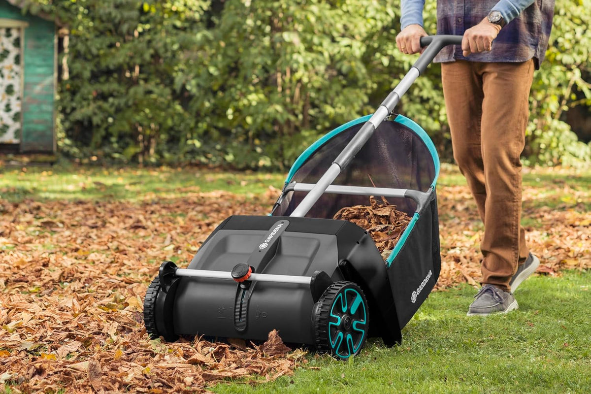 Gardena Laub- und Rasensammler: Kehrmaschine für den Garten, mit entnehmbarem Fangsack, rotierendes Bürstensystem, ergonomischer Griff, geräuscharm (3565-20)