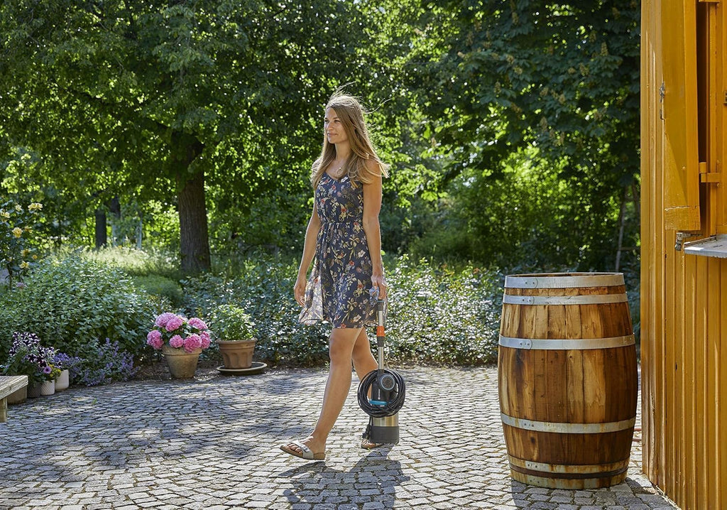 Gardena Regenfasspumpe 4700/2 inox mit Kabel: Tauchdruckpumpe mit integriertem Filter, Fördermenge 4700 l/h, rostfreies Gehäuse, Regulierventil zur Einstellung der Wassermenge (1764-20)