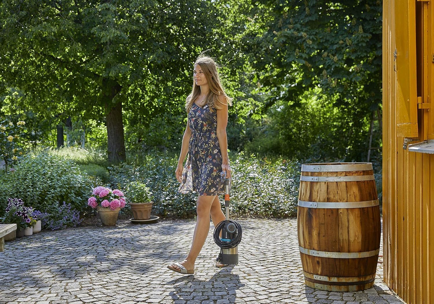 Gardena Regenfasspumpe 4700/2 inox mit Kabel: Tauchdruckpumpe mit integriertem Filter, Fördermenge 4700 l/h, rostfreies Gehäuse, Regulierventil zur Einstellung der Wassermenge (1764-20)