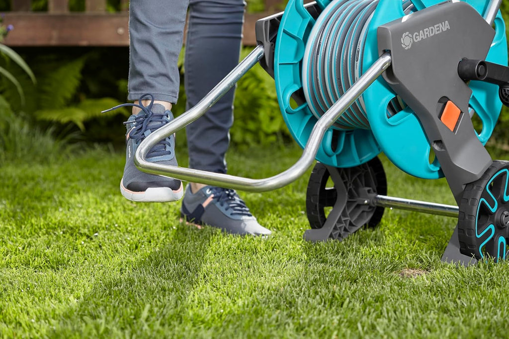 Gardena CleverRoll M Set: Schlauchwagen mit 20 m Classic-Schlauch und Spritze und Clipbefestigung zur Aufbewahrung, Nachtropfstopp, Kurbelseite frei wählbar (18513-88)