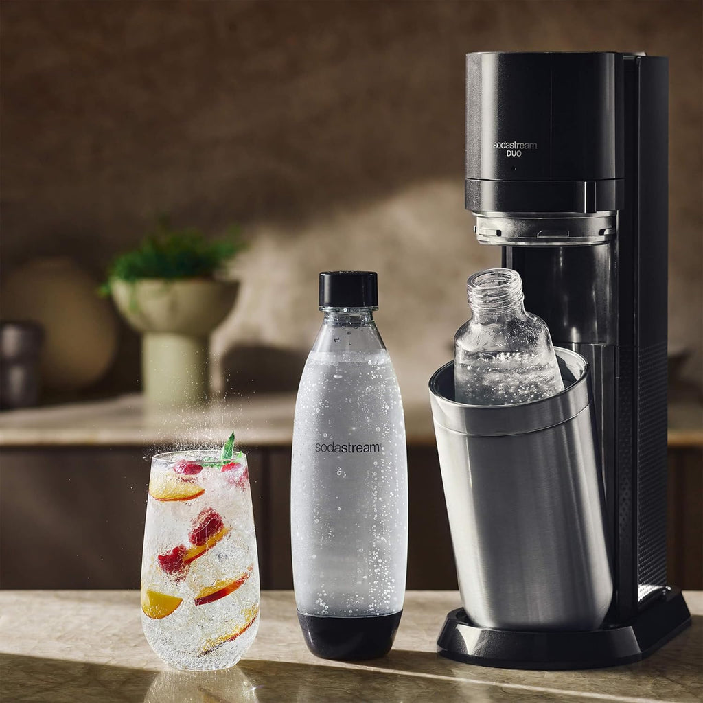 SodaStream Wassersprudler DUO Vorteilspack mit 1x Quick-Connect CO2-Zylinder, 2x 1L Glasflasche und 1x 1L spülmaschinenfeste Kunststoff-Flasche, Höhe: 44cm, Farbe: Titan