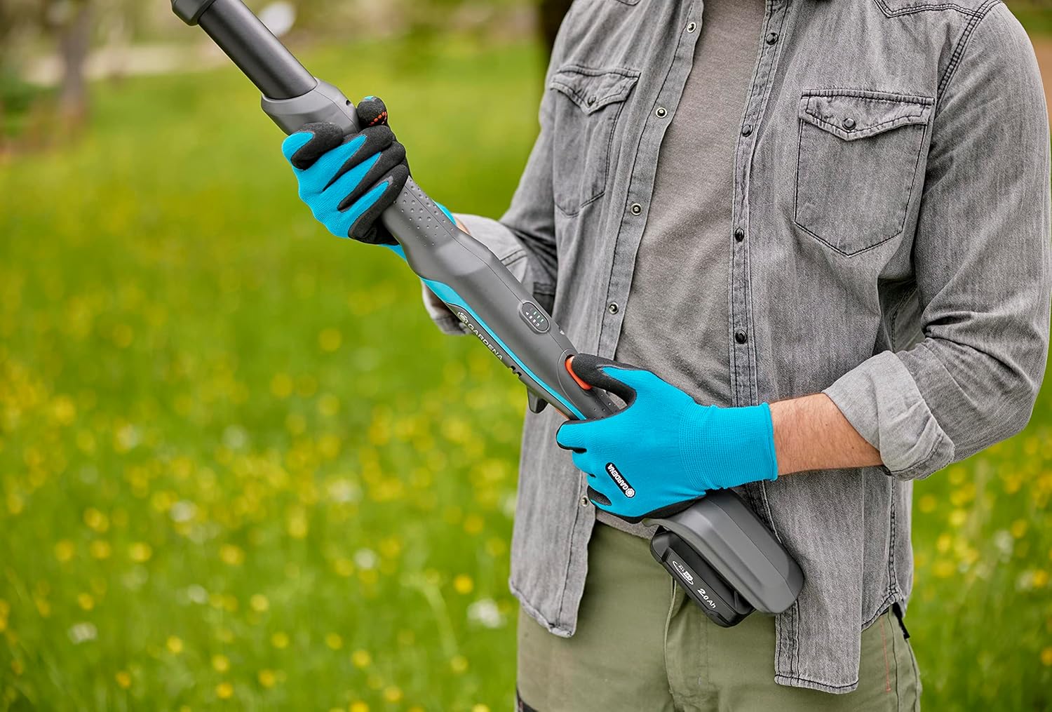 Gardena Akku-Teleskop-Baumschere HighCut 360/18V P4A ohne Akku: Astschere mit Teleskopstiel für Zweige in bis zu 5 m Höhe,schwenkbarer Schneidkopf, ergonomischer Griff, LED-Anzeige (14776-55)