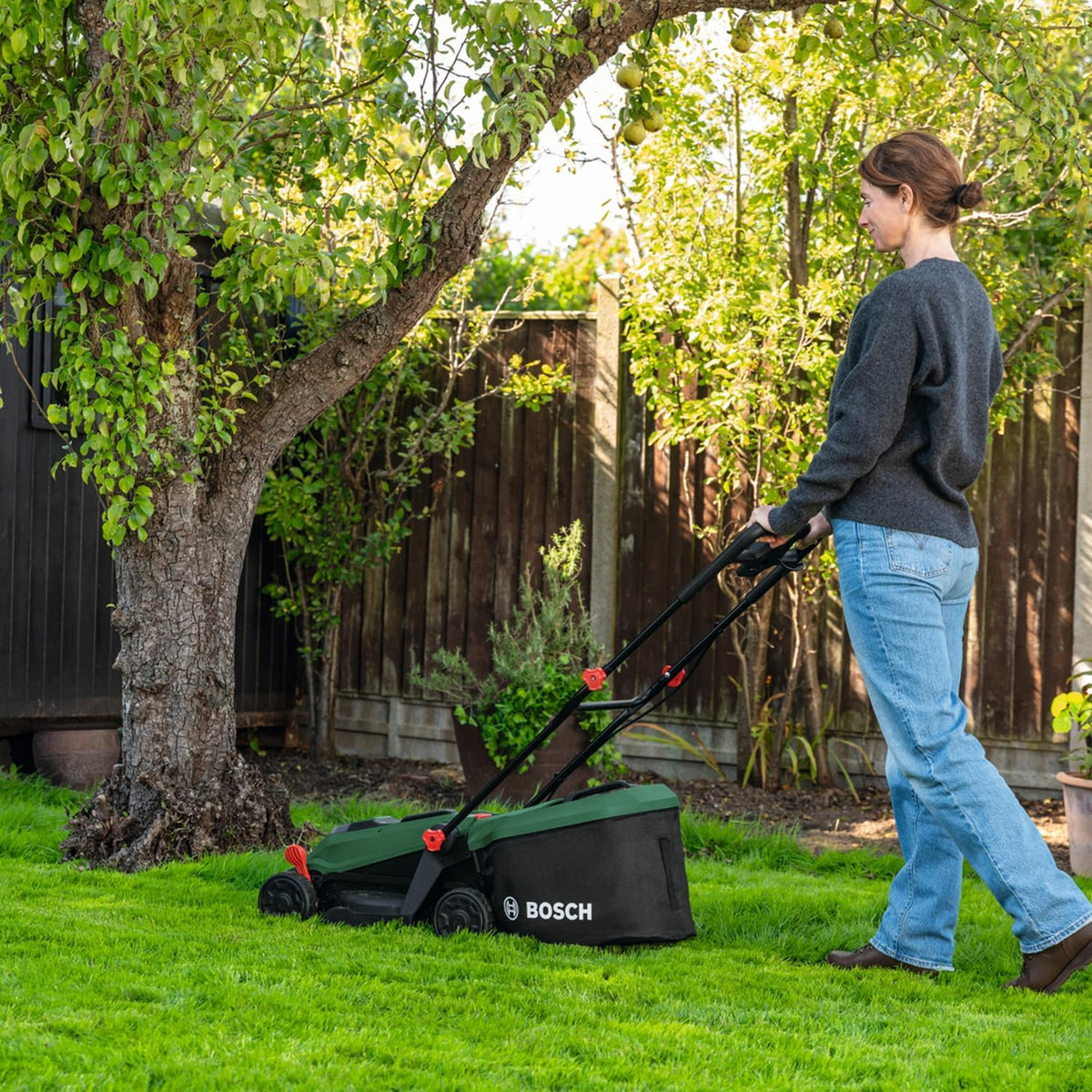 Bosch Akku-Rasenmäher ROTAK18V-34 (Schnittbreite: 34 cm, Schnitthöhe: 25-65 mm, 35 l Stoff-Grasfangkorb, Mulchstopfen, inkl. Akku und Ladegerät)