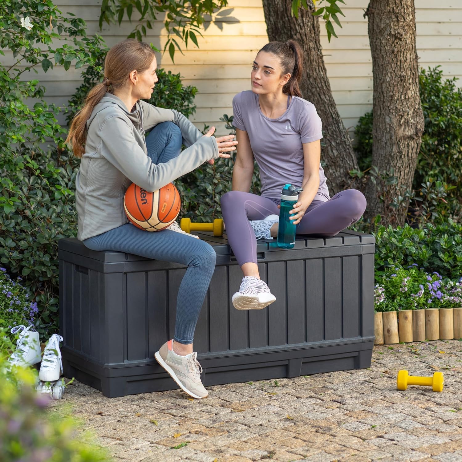 Koll Living Gartenbox Kentwood 350 Liter Stauraum anthrazit - kompakte Aufbewahrungsbox mit viel Platz für Sitzauflagen, Gartengeräte oder Kinderspielzeug - hält den Inhalt trocken & gut belüftet